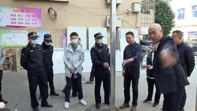 小區保安亭修繕引風波 物業施工堵路，業主回家難